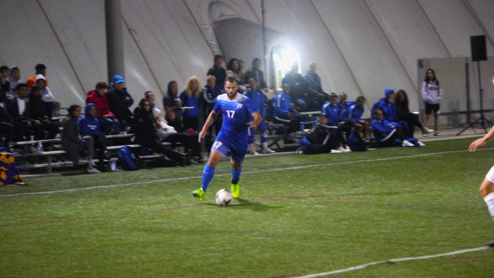 Rams' Nathaniel Tambakis dribbles the ball in space against the Trent Excalibur. (Photo Courtesy: Adriel Smiley)