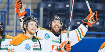 UQTR hockey players smile and celebrate